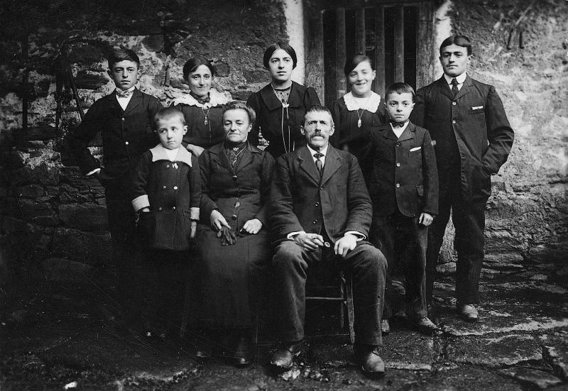 Famille devant une porte (pòrta) à claire-voie, à Pers, 1914