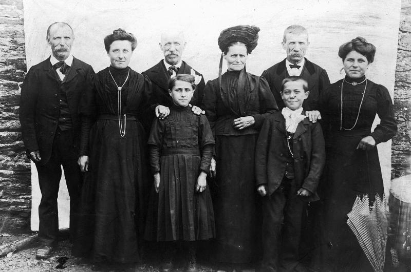 Famille posant devant un drap (lençòl) tendu, à Noyès, 1910