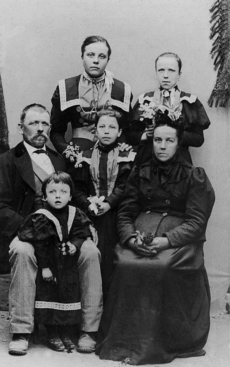 Couple avec quatre enfants (dròlles, enfants), à La Bauguilie, 1900