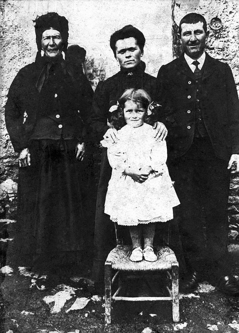 Famille  avec fillette (drolleta, filheta) juchée sur une chaise (cadièira), à La Vernhe, 1917