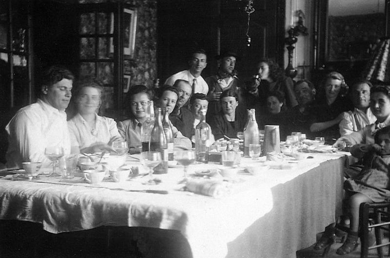 Famille attablée pour un repas le lendemain du mariage Bouyssou-Bibal, 1947