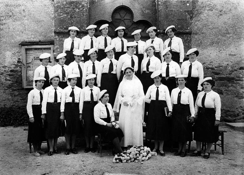 Mariée (nòvia) entourée de Bérets blancs, 1939