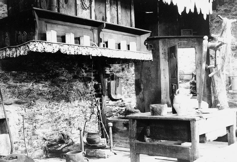 Banc, table (taula), lit (lièch) clos et coin du feu (canton) avec potence (torn) pivotante du Musée agricole du Ségala, antenne du Musée du Rouergue