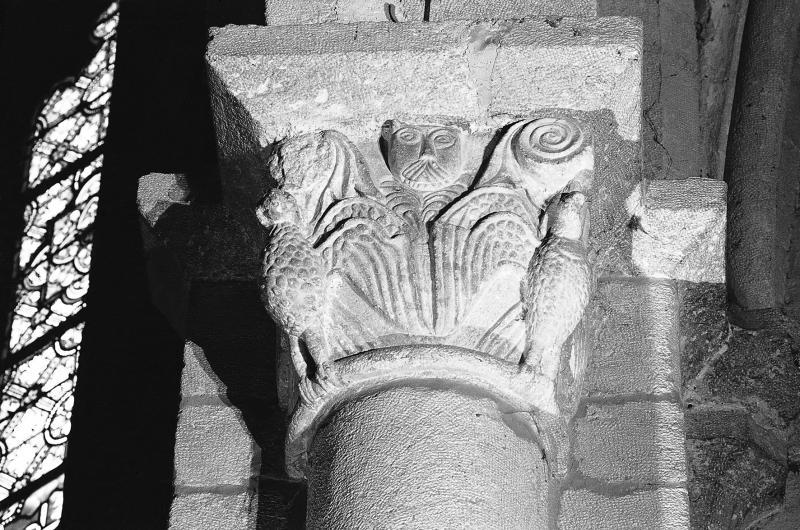 Chapiteaux (capitèls) romans à entrelacs ou sculptés de l'église (glèisa) Saint-Martial