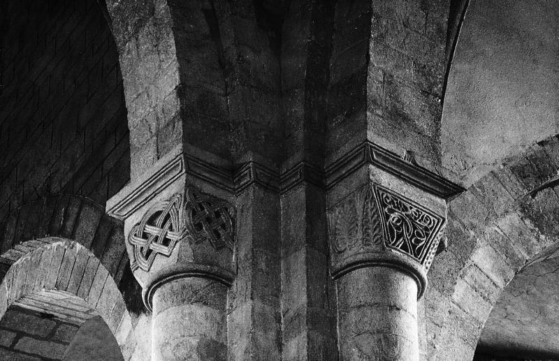 Chapiteaux (capitèls) romans à entrelacs ou sculptés de l'église (glèisa) Saint-Martial