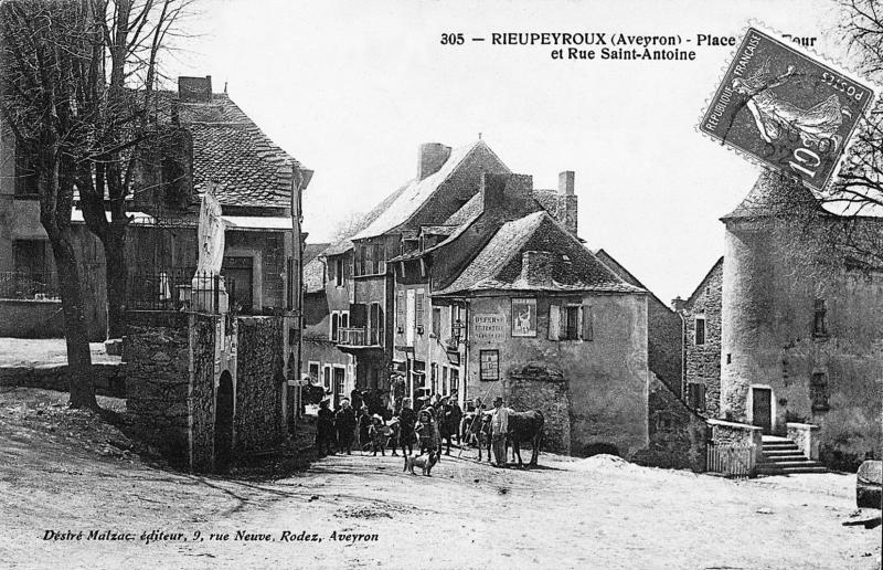 305 – RIEUPEYROUX (Aveyron) - Place de la Tour et Rue Saint-Antoine