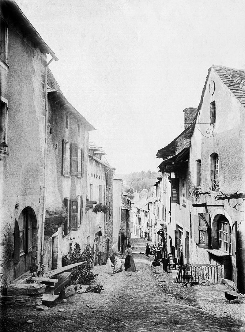 479. Rieupeyroux : Rue Droite. (Arrt de Villefranche, Aveyron) [1898]