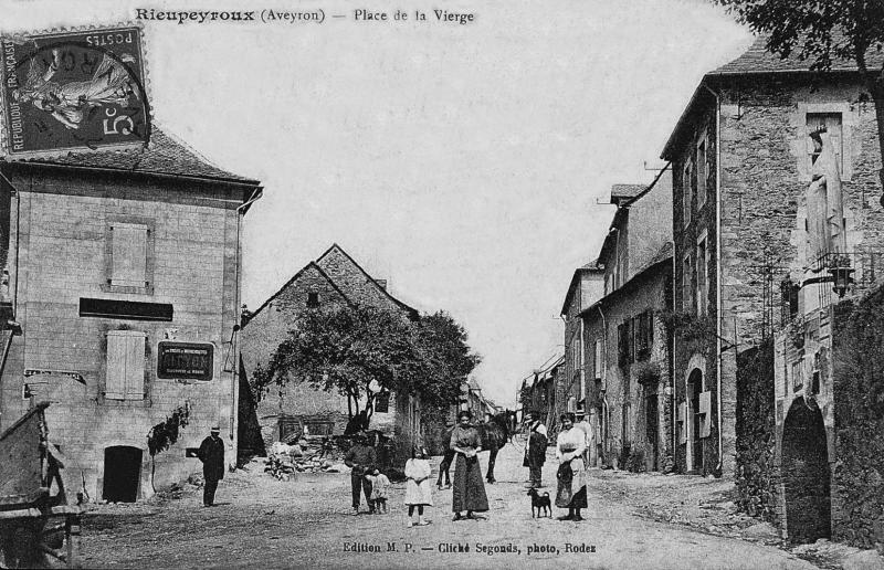 Rieupeyroux (Aveyron) – Place de la Vierge