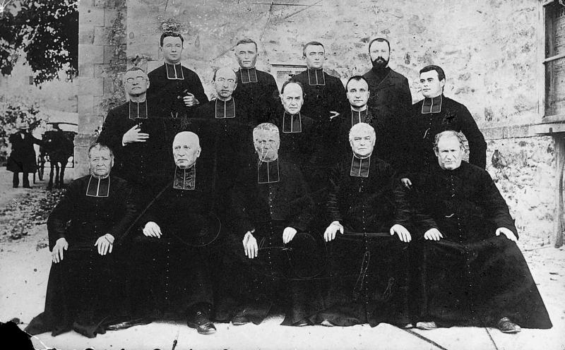 Homme guidant un équidé attelé et groupe de quatorze curés (curats) en soutanes natifs de Saint-Salvadou, avant 1910