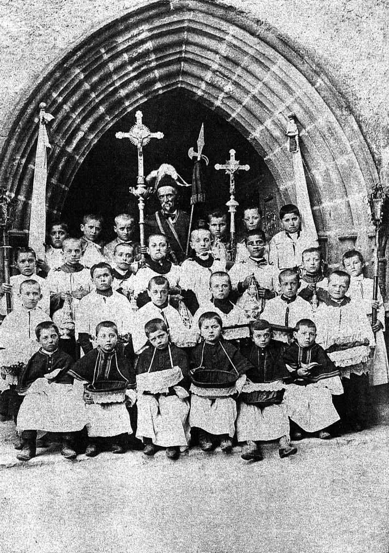 Enfants de chœur (clergues) en surplis avec corbeilles (descas) et suisse (suissa) pour la semaine du Saint-Sacrement, 1906
