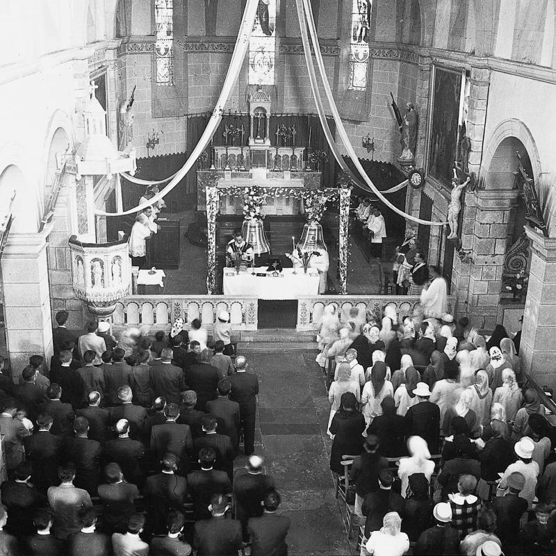 Paroissiens (parroquians) à la messe après la refonte des cloches (campanas), 22 octobre 1963