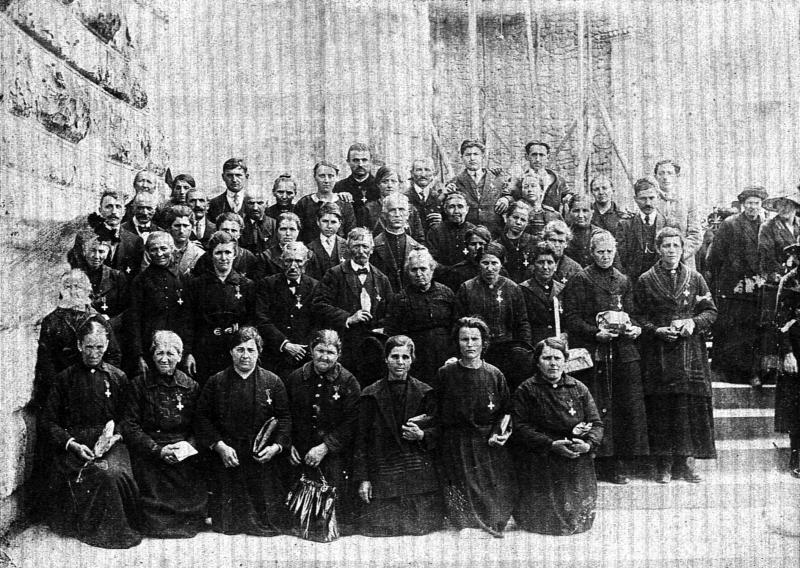 Groupe de paroissiens (parroquians) et curé (curat), 1925