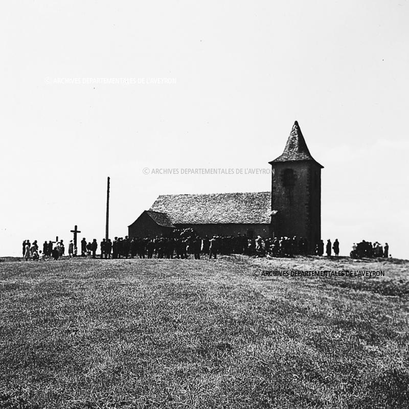 Paroissiens (parroquians) autour de la chapelle Saint-Jean (capèla Sant-Joan), 1964