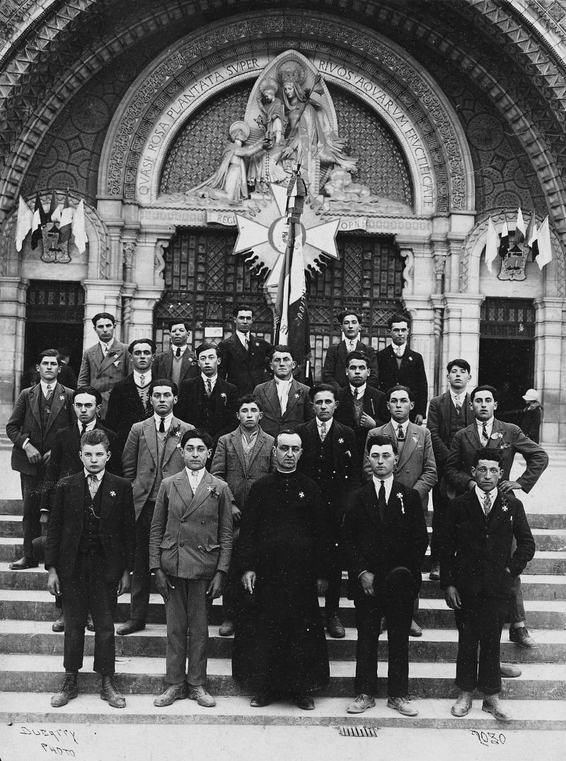 Paroissiens (parroquians) et curé (curat) en soutane, à Lourdes (65), 1932