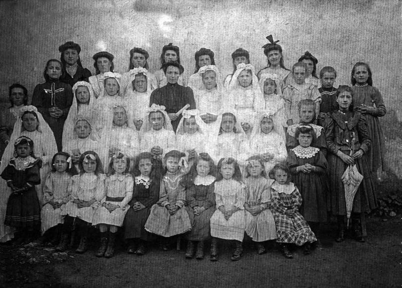 Communiantes en aubes et écolières (escolanas) de l'école (escòla) libre ou privée, à Cabanes, 1912