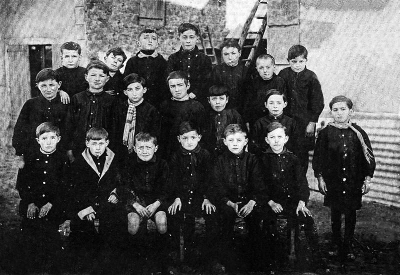 Ecole (escòla) des garçons, vers 1932