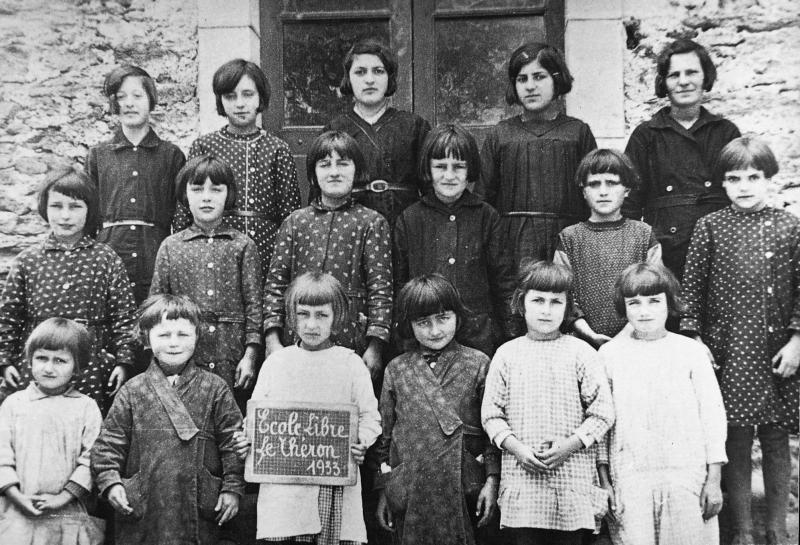 Ecole (escòla) libre ou privée des filles, au Théron, 1933