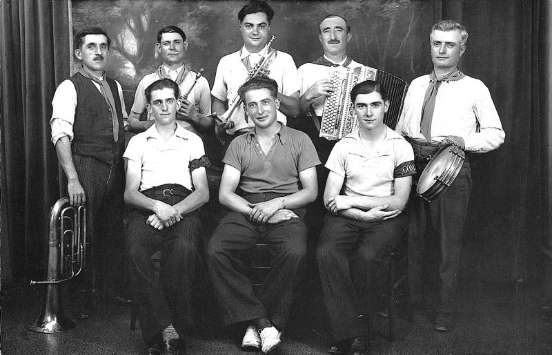 Conscrits avec musiciens (musicaires) des Foulards bleus, en Ségala (secteur de Rieupeyroux, Saint-Salvadou ?), 1938