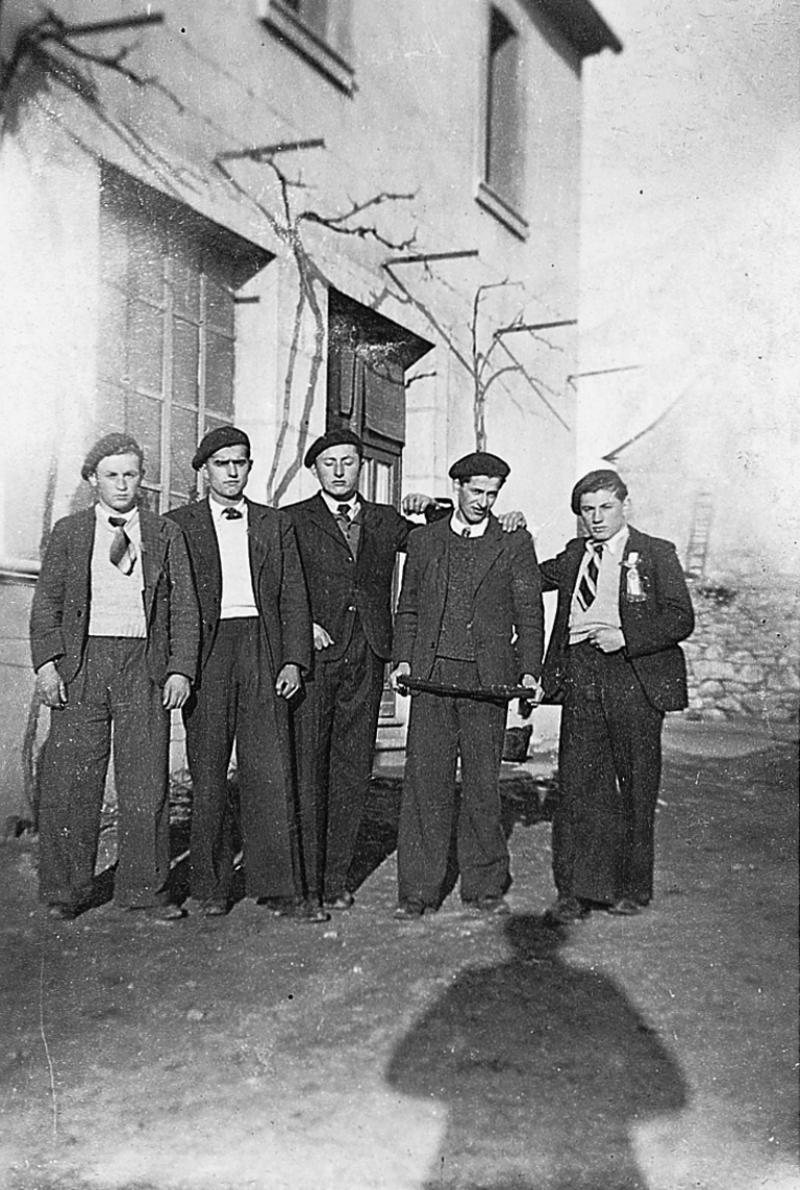 Conscrits devant une maison (ostal), 1944