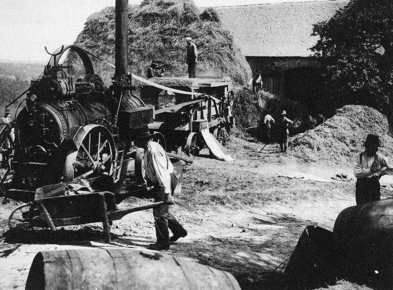 Temps de pause durant dépiquage (escodre) mécanisé à la batteuse (batusa) actionnée par une locomobile (caufusa) et ensachage du grain, à Baudaunes, 1940-1941