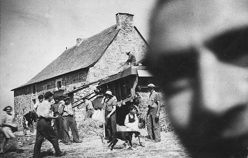 Dépiquage (escodre) mécanisé à la batteuse (batusa) et ensachage du grain devant une maison (ostal), à Fournaguet, 1944