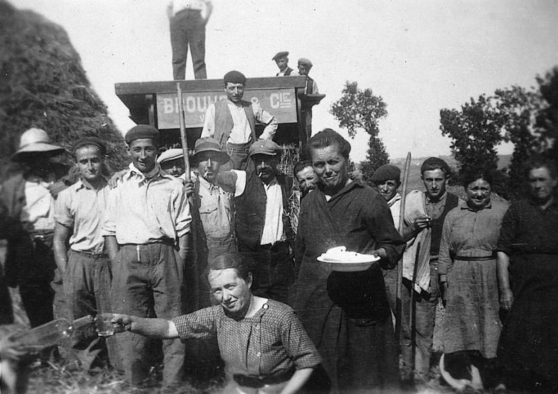 Temps de pause (beguda) à l'arrière d'une batteuse (batusa), à La Penchinerie, guerre 1939-1945