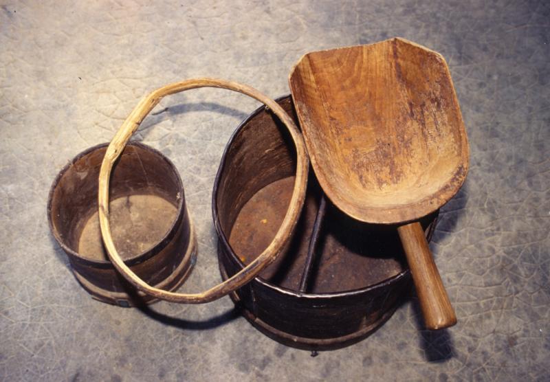 Mesures (mesuras) et cercle (ceucle) en bois pour faciliter le remplissage des sacs (sacas), pelle (pala) monoxyle, octobre 1998