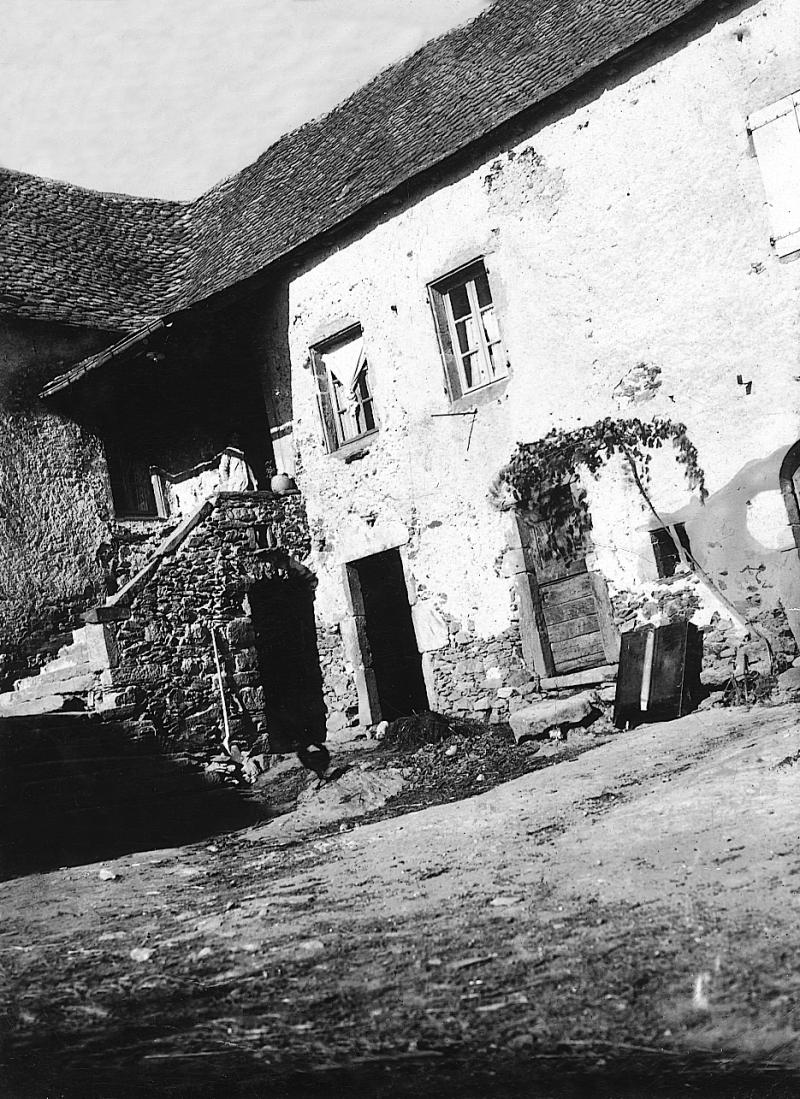 Maison (ostal) avec escaliers (escalièrs) en pierre et balcon couvert (balet), aux Albarets, 1940