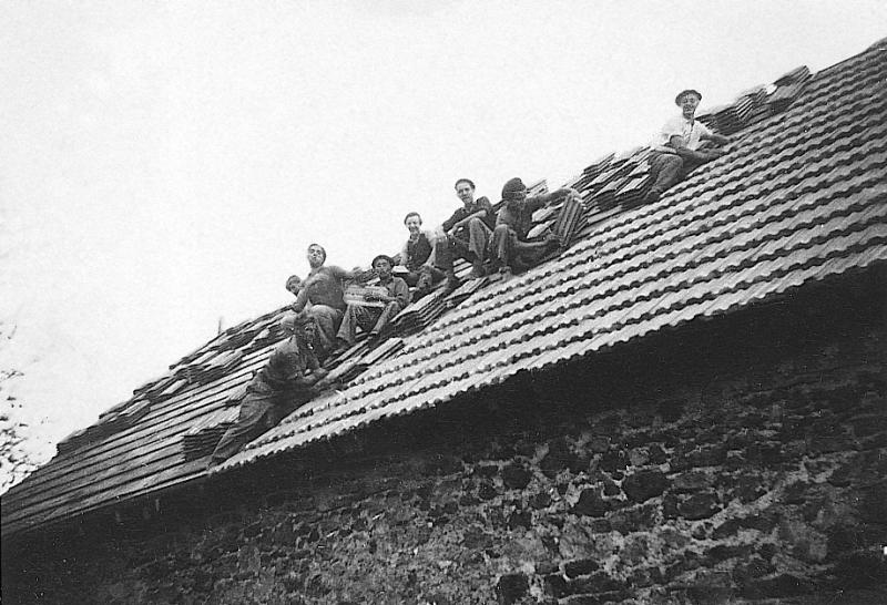 Temps de pause de couvreurs (teulaires, tiulaires) sur une toiture (teulada) durant sa couverture avec des tuiles (teulas, tiulas) mécaniques, à La Serre, 1948 