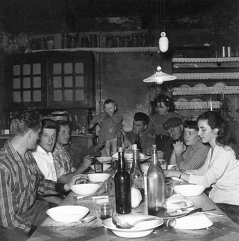 Famille attablée dans une cuisine (cosina), 1964