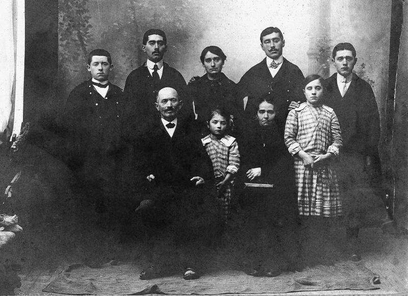 Couple (coble) avec sept enfants (dròlles, enfants), 1915