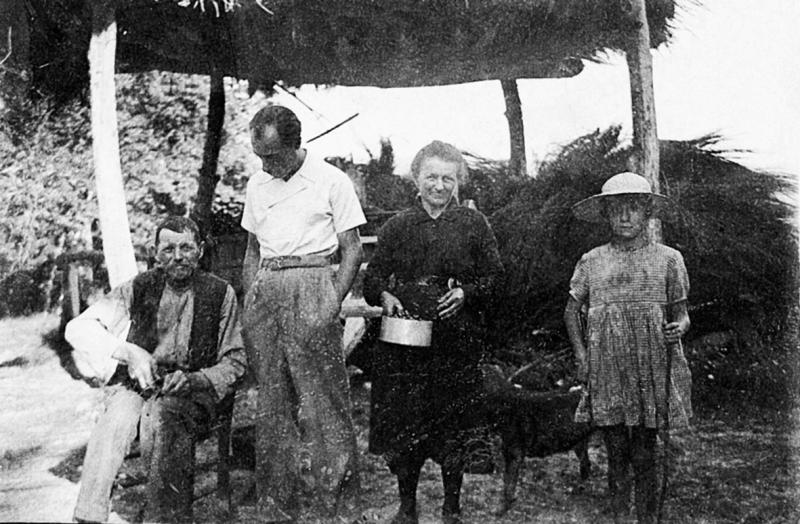 Famille devant un hangar (cabanat, engard) avec une couverture végétale (clujada), à Puech Lombert, 1944