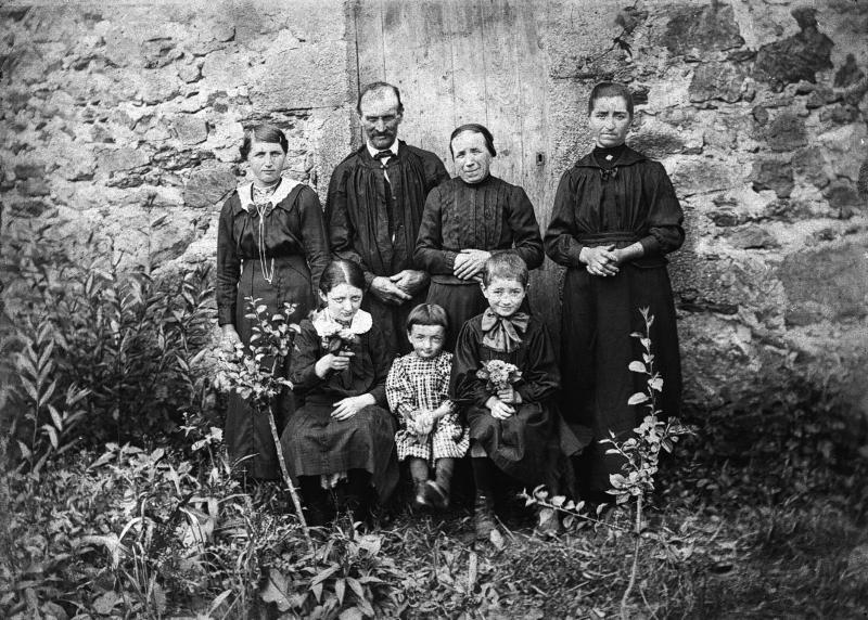 Famille en habits (vestit) traditionnels, à Fourniès, guerre de 1914-1918