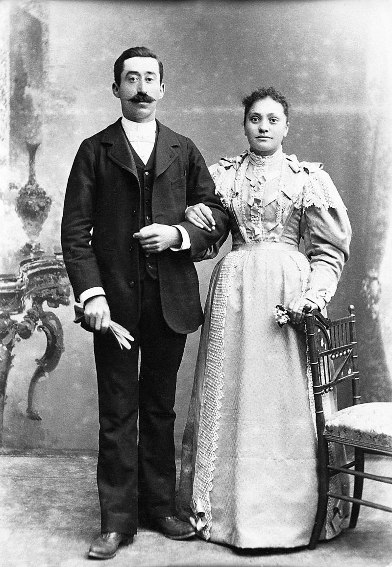 Couple (coble) en costume de mariés (costume novial), de Cruorgues, 1895
