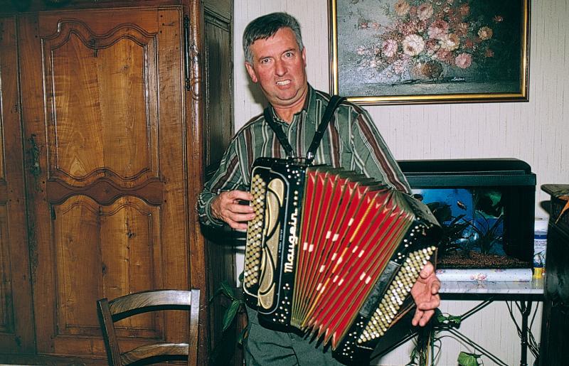 Homme jouant de l'accordéon (acordeon) chromatique, novembre 1998