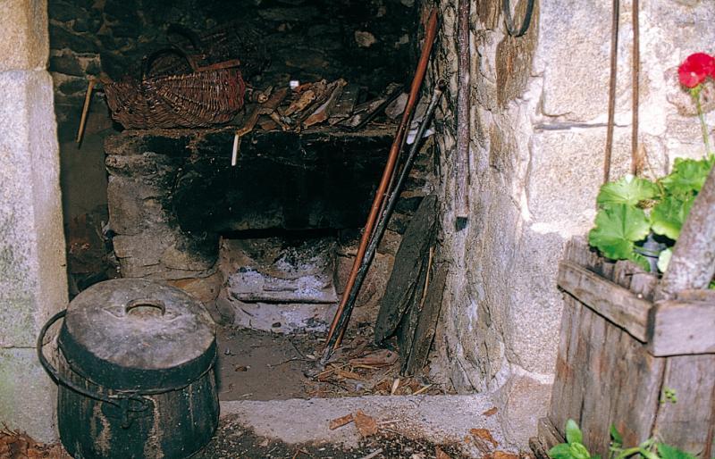 Marmite (ola) en cuivre devant le foyer (fornet) de cuisson de la pâtée (biure, bolhida, pastada) des cochons (pòrcs, tessons), en Ségala (secteur de Rieupeyroux), septembre 1998