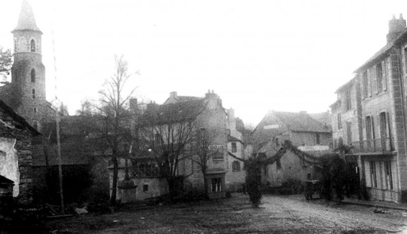 Clocher (cloquièr), place du village, guirlandes végétales et char (carri)
