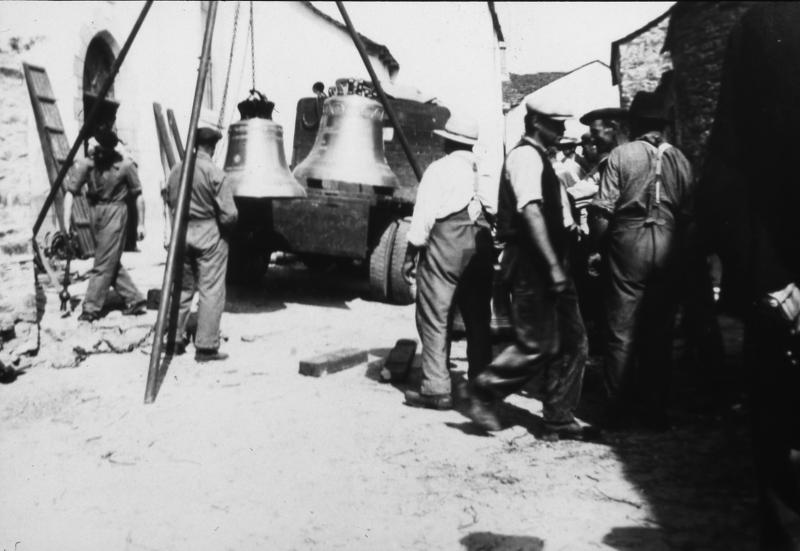 Livraison de trois cloches (campanas), à Magrin, 1938