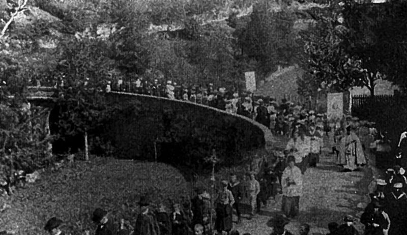 Curés (curats) et paroissiens (parroquians) en procession sur le pont de la route de Rodez pour la Fête Dieu (Fèsta Diu), juin 1946