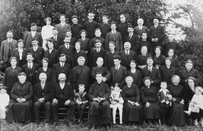 Famille réunie autour d'un curé (curat) pour sa première messe (messa), à La Borie Blanque, 1927