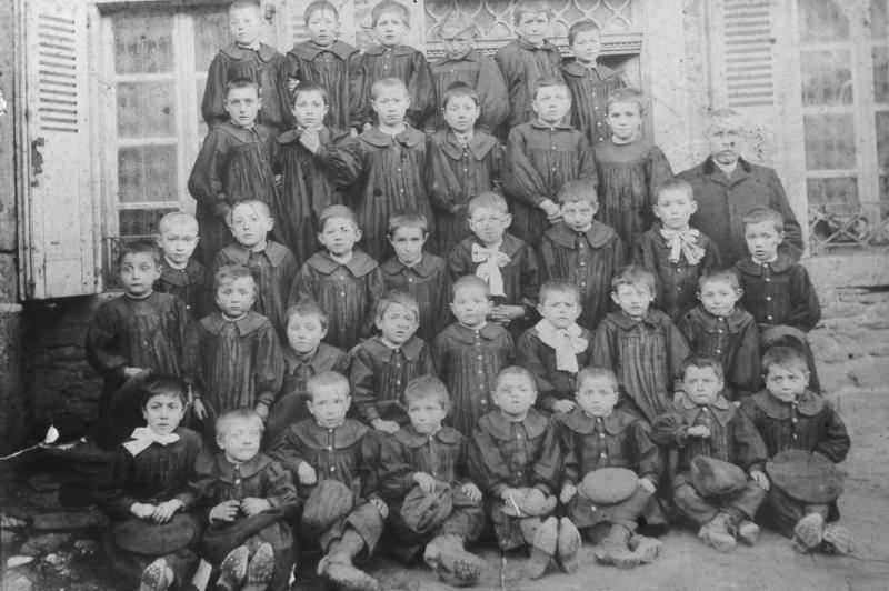Ecole (escòla) des garçons, à Carcenac Salmiech, vers 1911