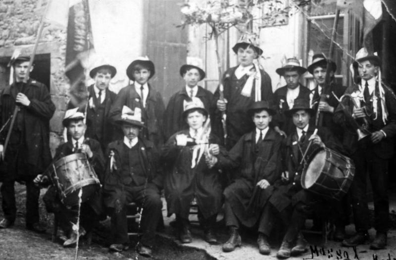 Conscrits de Carcenac Salmiech et Violelle avec deux joueurs de tambour (tamborinaires), un joueur de clairon (claronetaire) et une branche décorée, 1921