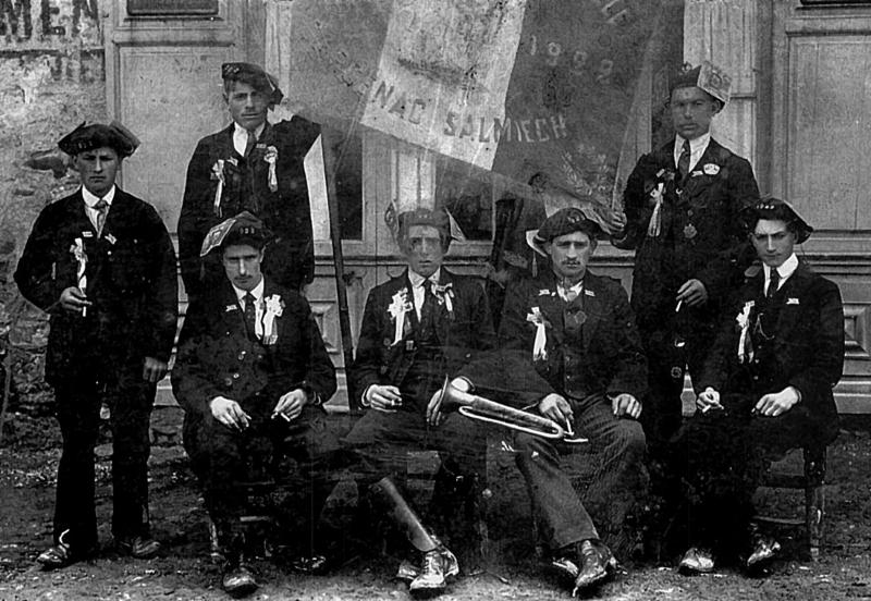 Conscrits, dont un avec un clairon (claron), devant une devanture (veirina), à Carcenac Salmiech, classe 1922