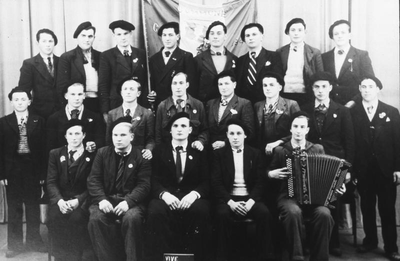 Conscrits avec accordéoniste (acordeonista) de Carcenac Salmiech, classes 1940 à 1946