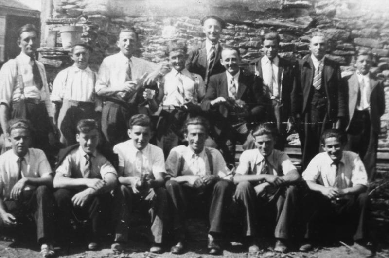 Jeunes hommes (joves, junes òmes) réunis pour un enterrement de vie de jeunesse (joinessa), à Magrin, juillet 1948