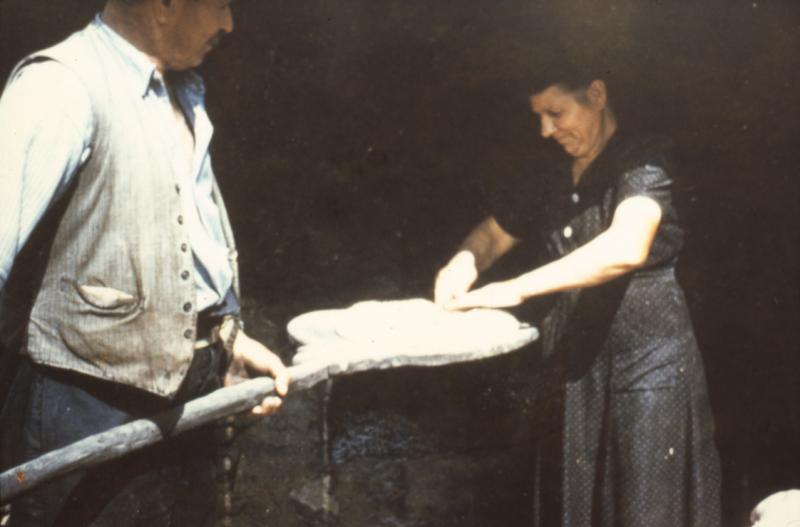 Couple (coble) s'apprêtant à enfourner (enfornar) du pain (pan), à La Crouzette, 1957