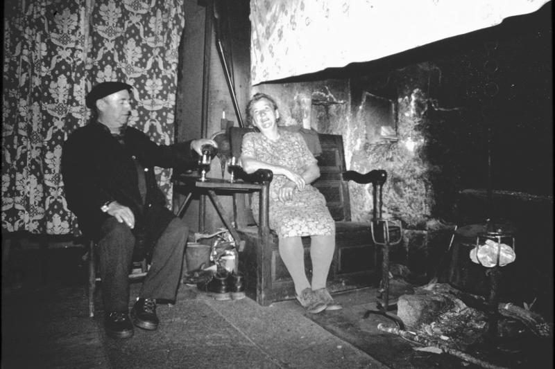 Couple (coble) assis au coin du feu (canton), à Cocural, fin des années 1970